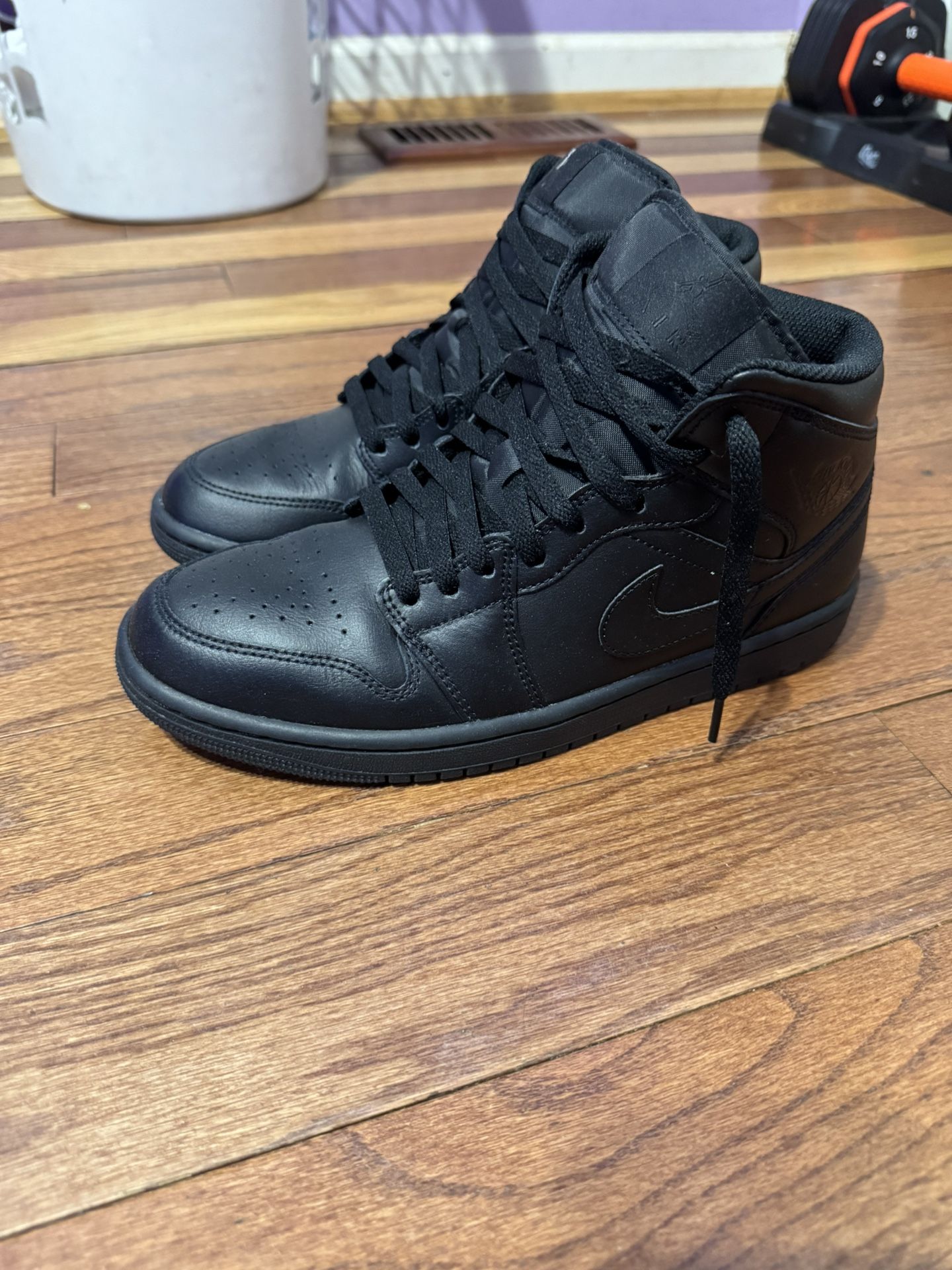 Jordan 1 Mid Triple Black