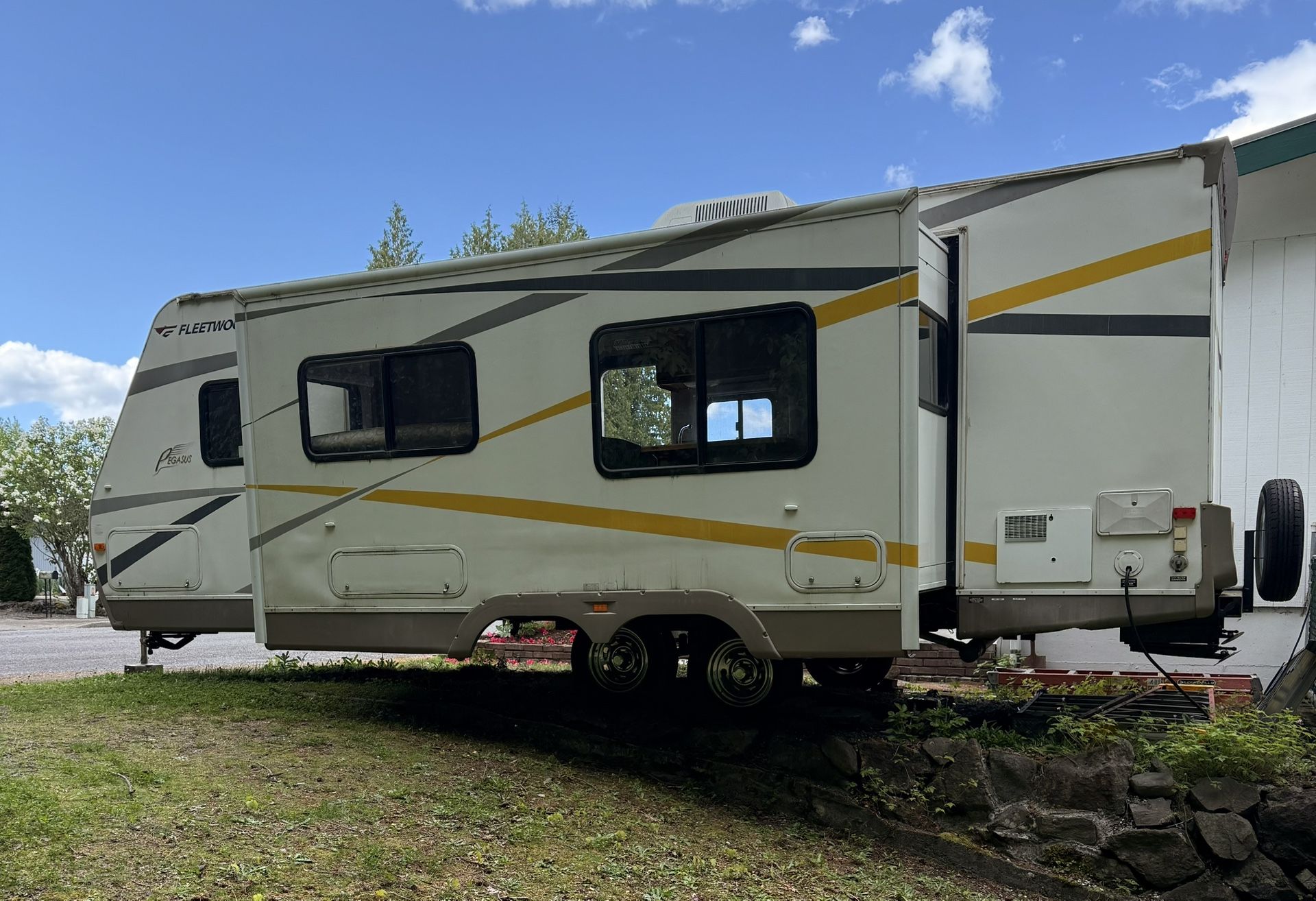 28’ Fleetwood Trailer- 2005