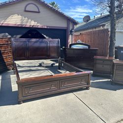 CAL KING Bedroom Set