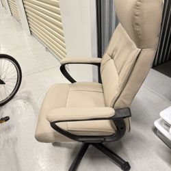 Like new condition office chair