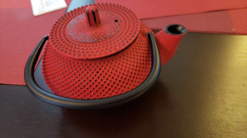 Cast iron small tea pod brand new in box
