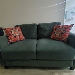 Loveseat – Lightweight, Easy to Move
