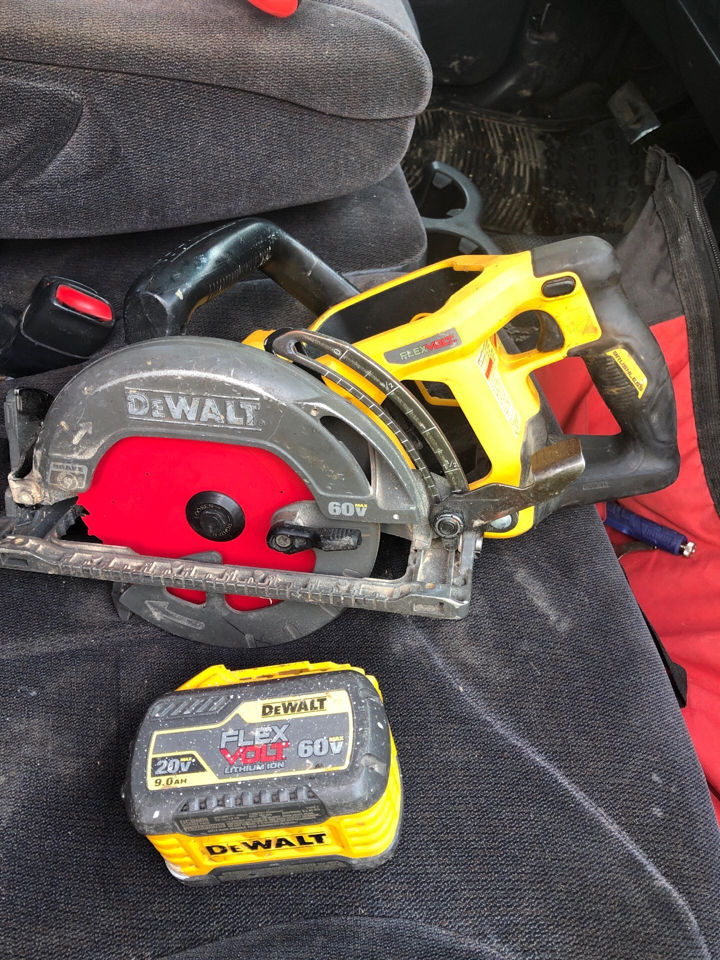 Serrucho Dewalt con batería número 9 buenas condiciones 260