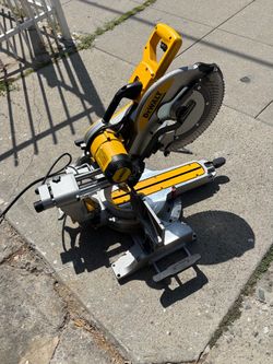 DEWALT Sliding Compound Miter Saw