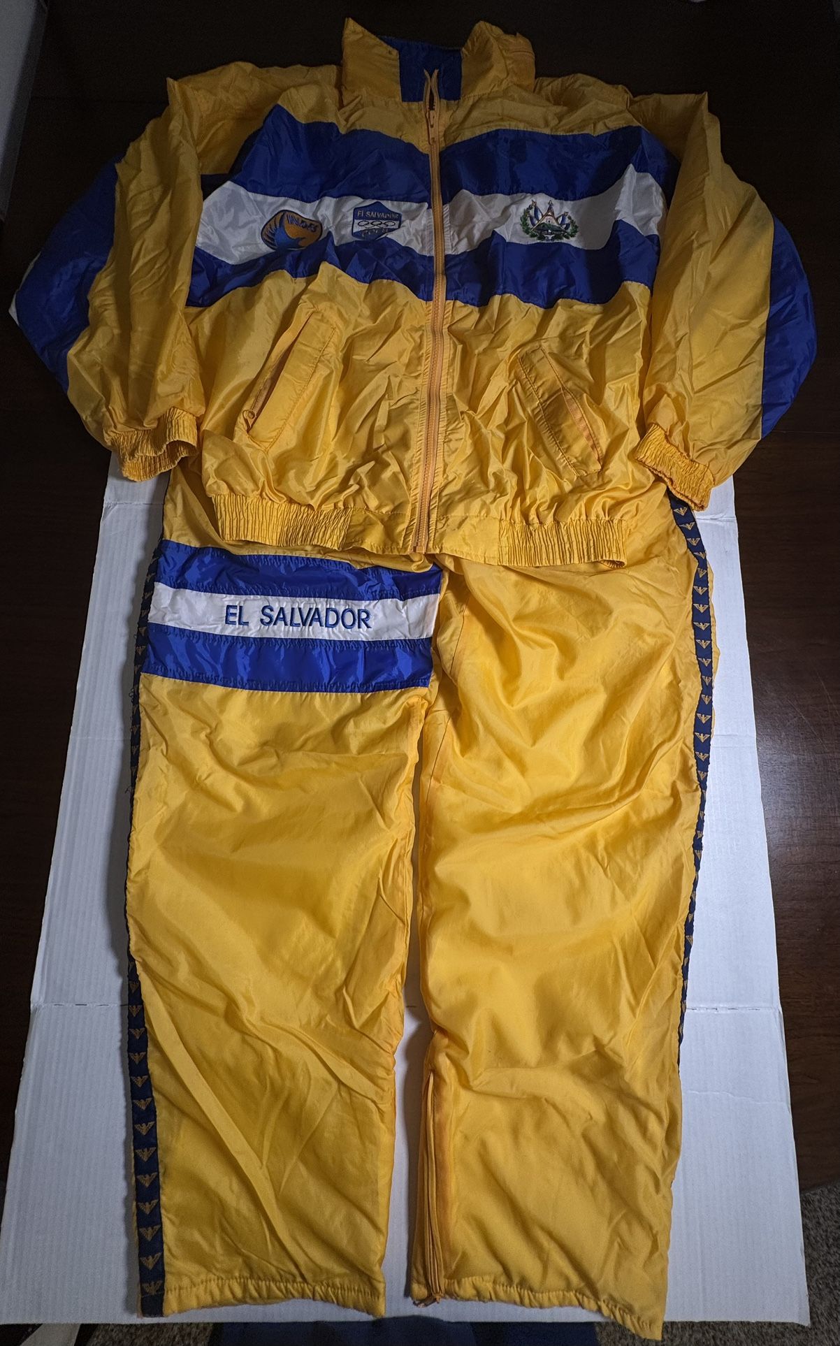 NWOT Defect ( Some loose stitching pants side trim ) El Salvador Indes Coes Olympics Lined Windbreaker Track Suit Embroidered Yellow Blue White Pa