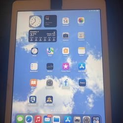Apple iPad (Fifth) 5th Generation 32 GB Space Gray Unlocked