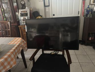 40” Axxera Color tv with remote control