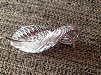 Silver twisted leaf pin