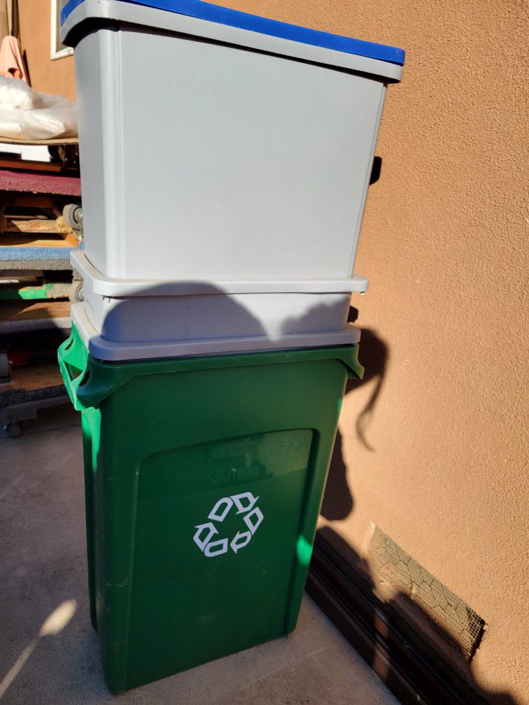 garbage cans in good condition for sale