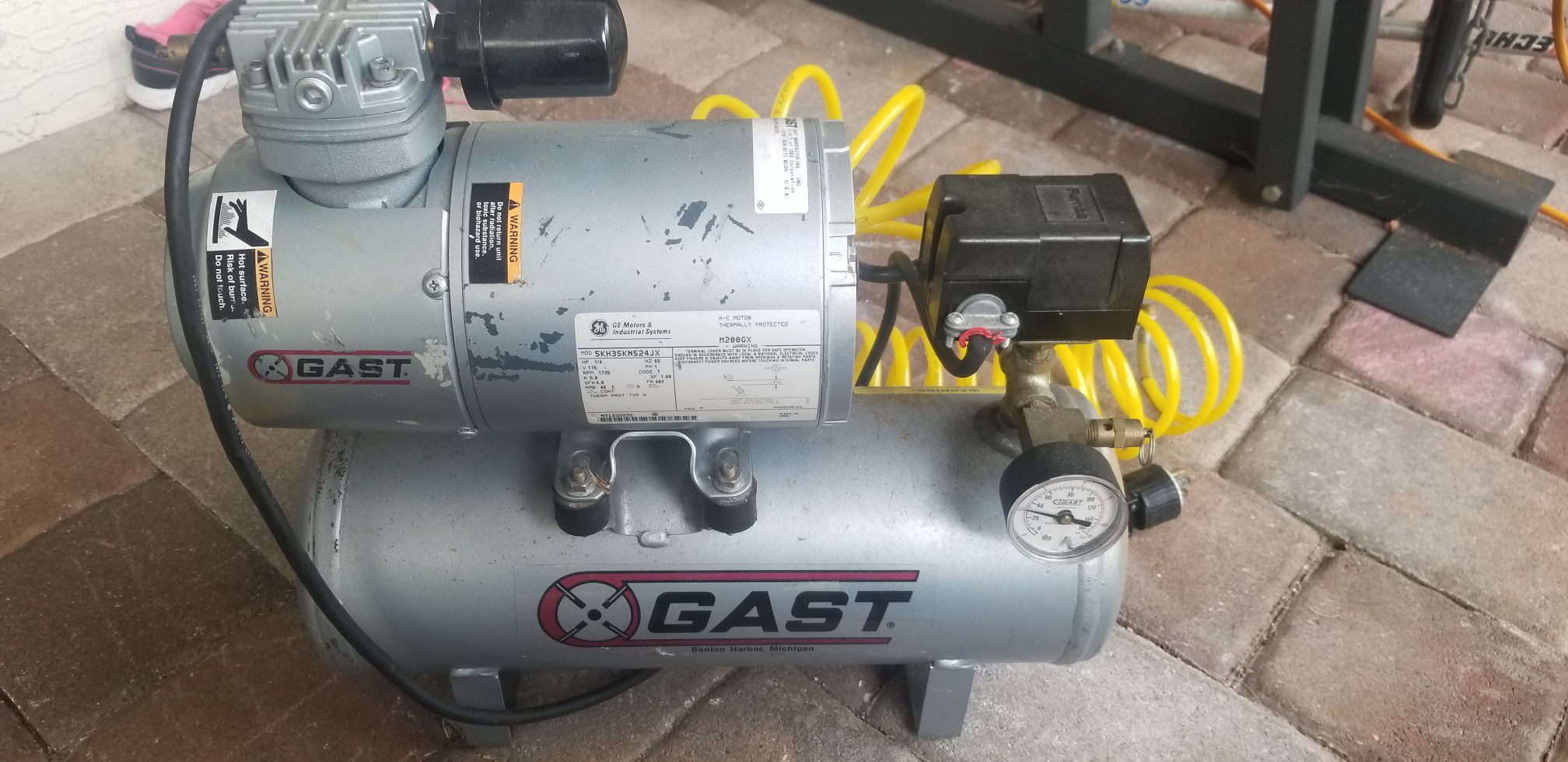 GAST Industrial / Commercial Air Compressor Constant Duty VERY QUIET