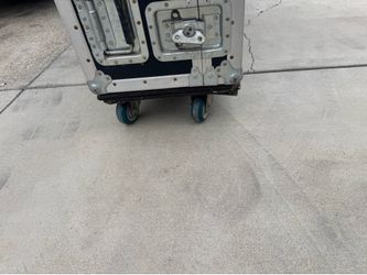 Anvil case with rollers