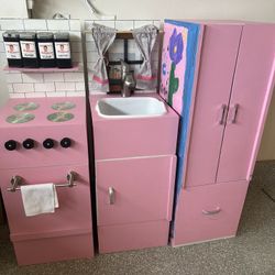 Kids’ Play Kitchen