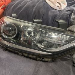 Fits For 2017 2018 Hyundai Passenger side headlight has all lights but no blinker light bulb