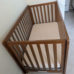 Baby/toddler crib with mattress.