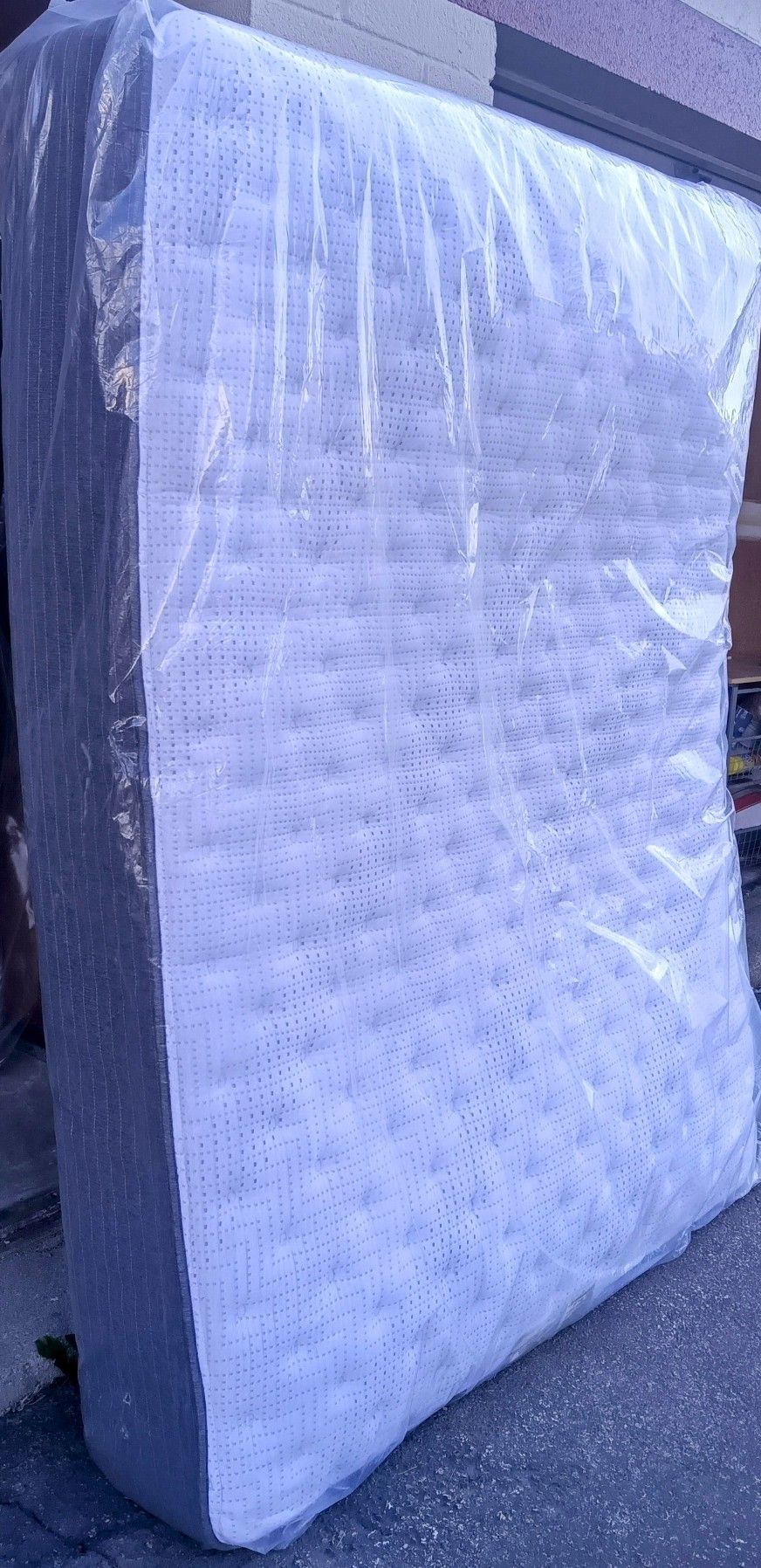 New Queen Size Beautyrest Mattress And Box Spring 