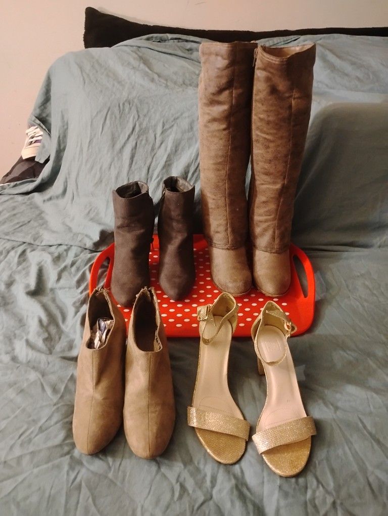 Four Pairs Of Women Shoes Size 6m
