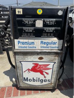 Vintage Mobil dual pump, fuel dispenser