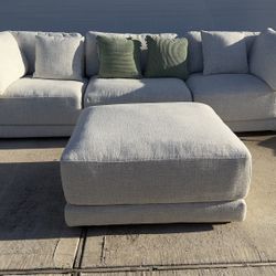 Modern Gray Sofa with Large Ottoman – Comfortable & Stylish Sofá moderno gris con ottoman grande – cómodo y elegante