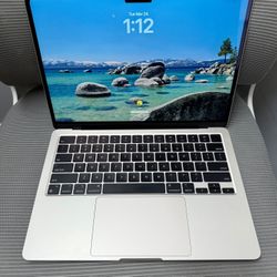 Apple MacBook Air 13” M2 (2022) – 8GB RAM / 256GB SSD