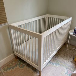 Delta white crib in Good Condition !