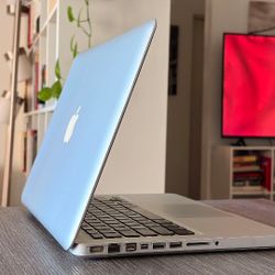 2011 Apple MacBook Pro 13.9" Intel Core i5 4gb Ram 250gb HD  Working Great,  High Sierra OS And  Ms Office  Icloud Unlocked , And Charger 