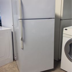 G.E Refrigerator Top Freezer 
