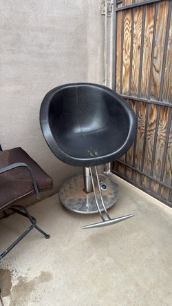 Hairstyling chair