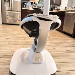 4moms mamaRoo Baby Swing – Bluetooth + Music + 5 Motions