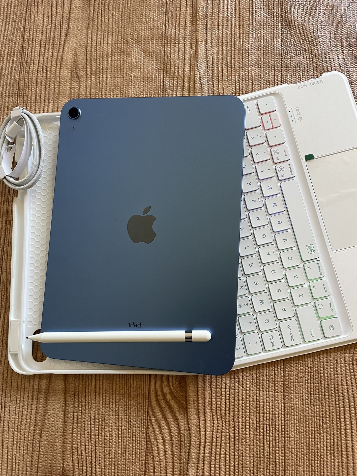 Apple iPad 10th Generation 256GB With Keyboard case and Pencil