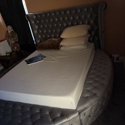 Grey tufted round bed