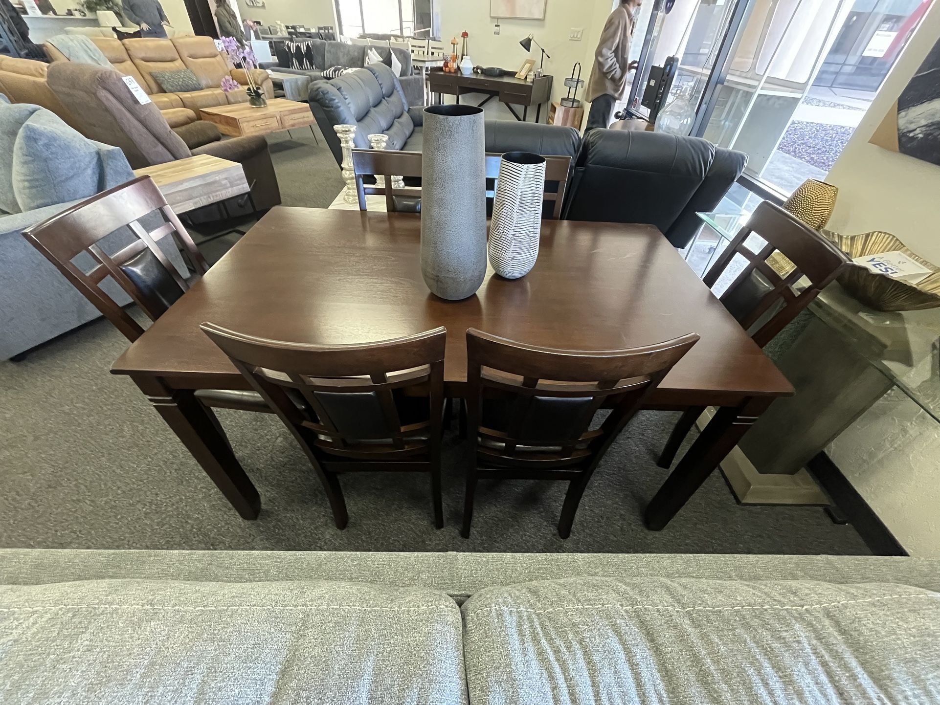 Dining Table +6 Chairs
