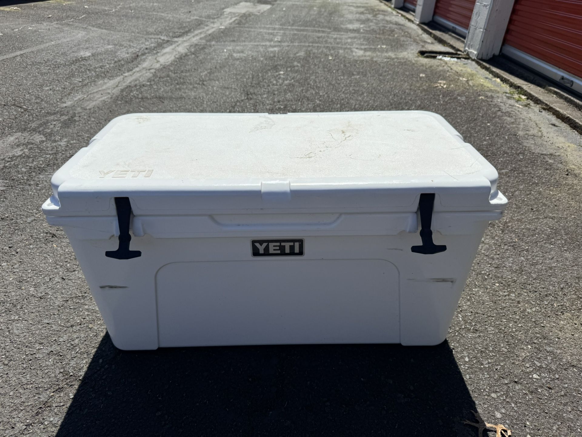 White Yeti Tundra 75 HARD COOLER