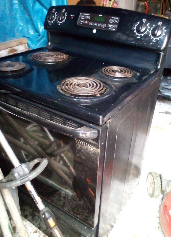 G.E. 4 Burner Self Cleaning Stove Needs Wipe Down