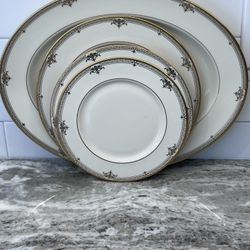 Lenox 36 Piece Plus 2 Oval Platters Dinnerware Set. 
