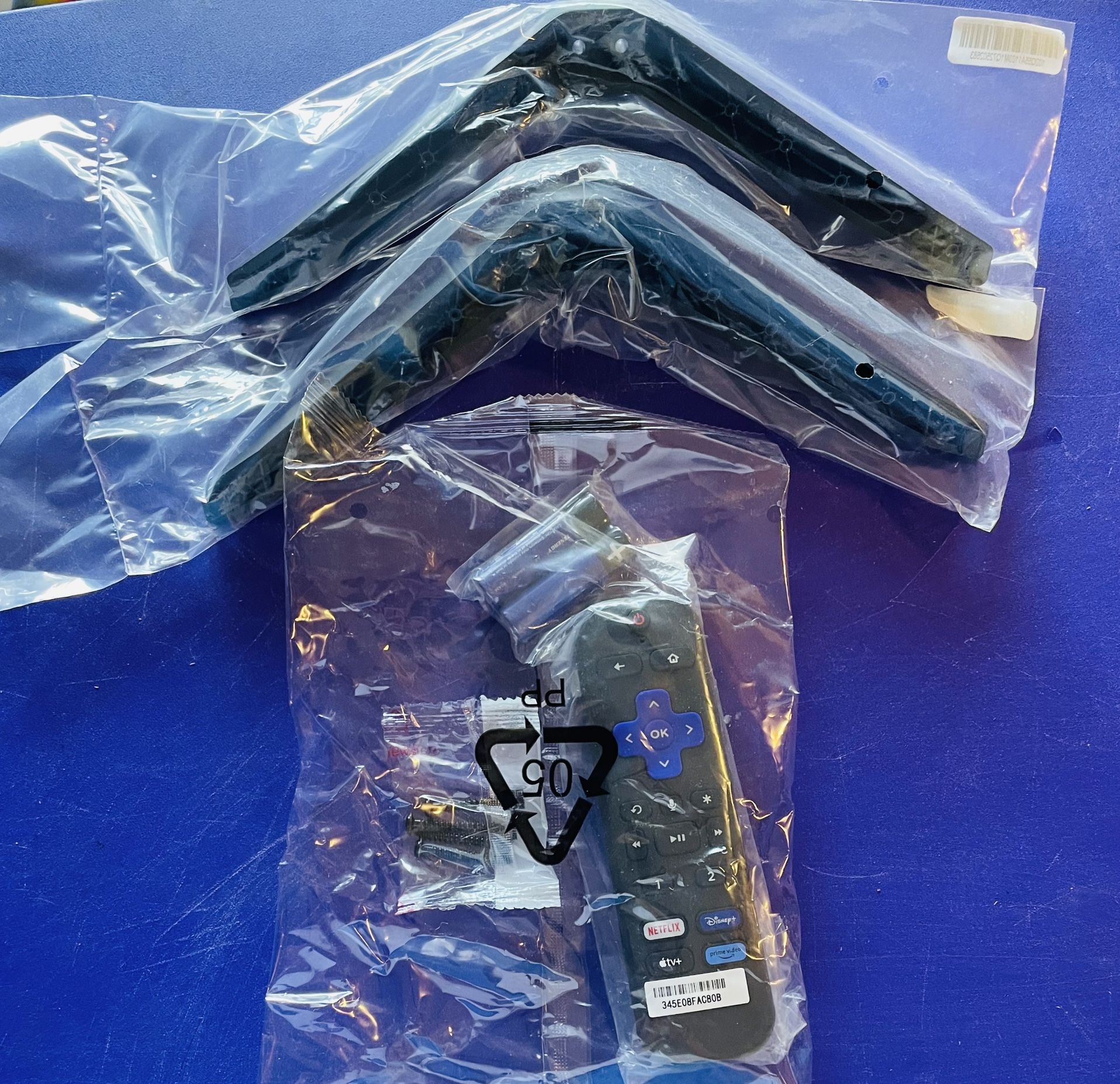 Roku - Control Remote And Tv Stand Legs
