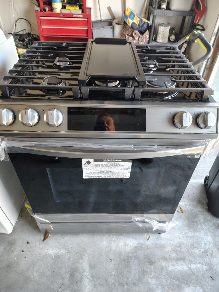  cu ft. Smart Slide-in Gas Range with Smart Dial & Air Fry in Stainless Steel
Go to Samsung Appliances brand page
Model #NX60T8711SS