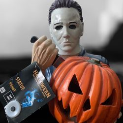 MICHEAL MYERS HALLOWEEN Light up Statue from Spirit Halloween 