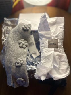 New Gray Floral Knit Gloves – Neiman Marcus – Never Worn