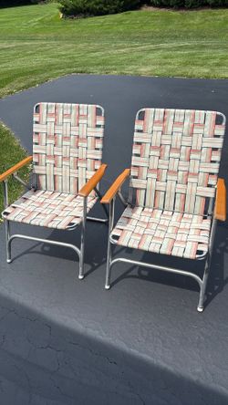 2 Folding Lawn Chairs