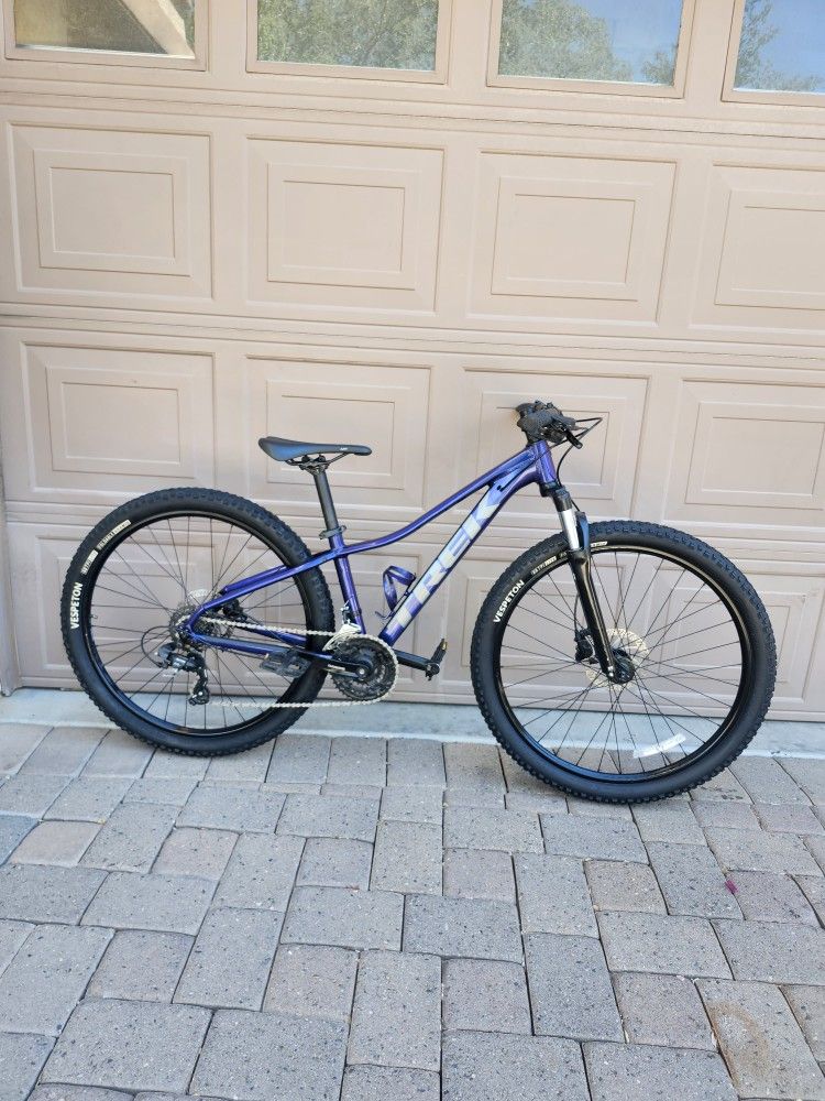 TREK MARLIN 5 MOUNTAIN BIKE 27.5 INCH LIKE NEW ( EXTRA SMALL) 