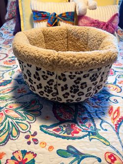 Round Pet Bed with Leopard Print