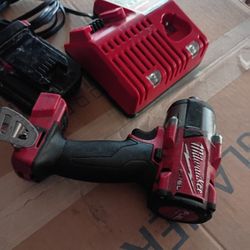 Impacto De 1/2 Pila 5',0 Y cargador Milwaukee 