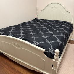 Queen Solid Wood Bedroom Set – Bed Frame, Nightstands, Desk, Dresser