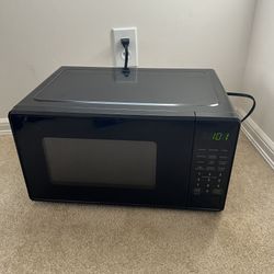 Mainstays 0.7 Cu ft Countertop Microwave Oven, 700 Watts, Black 
