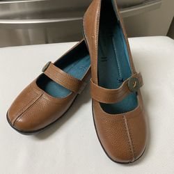 Women’s HUSH PUPPIES camel Color, Leather Cushioned, Low Heel Slip On Mary Jane Shoes… Size 7