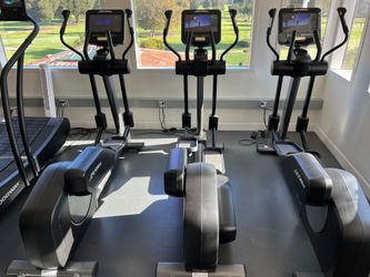 Life Fitness Integrity Elliptical with ST Console LOW hours