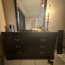6 Drawers Dresser With Mirror In Great Condition 