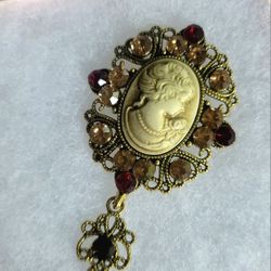ESTATEFIND  RARE  VINTAGE LOOKRHINESTONE  NEW ORNATE CAMEO BROOCH
