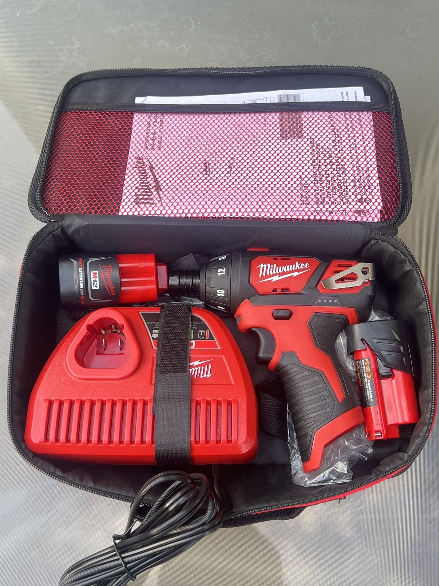 Milwaukee M12 Cordless 1/4 in. Hex Screwdriver KIT