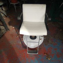 Salon Chair, Like New, Excellent Condition. Pickup Only